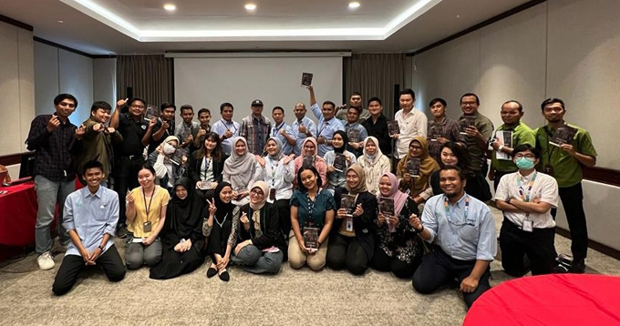 Peserta, narasumber, dan seluruh staf Corporate Communications PT RAPP foto bersama usai acara workshop jurnalistik diÂ  Hotel Unigraha, Pangkalankerinci, Selasa (26/7/2022).